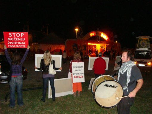 Prosvjed ispred cirkusa Safari [ 79.33 Kb ]