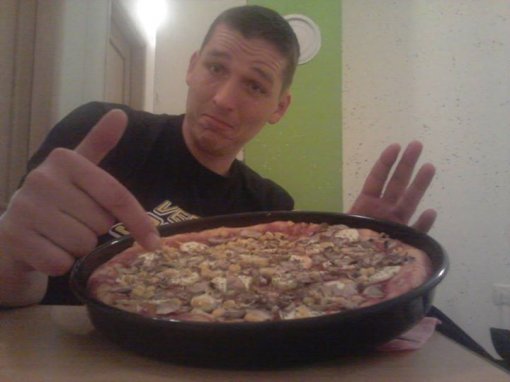 Vedran eating pizza [ 39.48 Kb ]