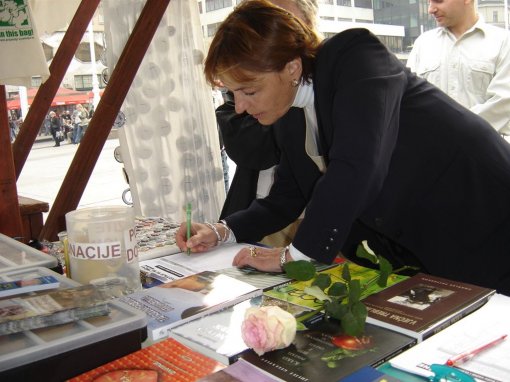 Vesna Pusic signing the petition