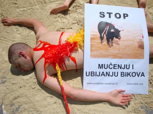 Performans against bullfighting in Rijeka [ 109.88 Kb ]
