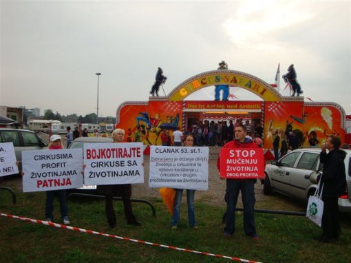 Demo in front of the circus Safari [ 88.74 Kb ]